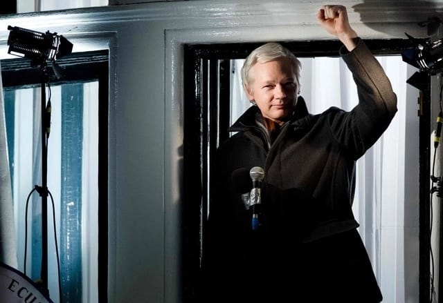Liberan a Julian Assange bajo fianza tras un acuerdo con el gobierno de EU