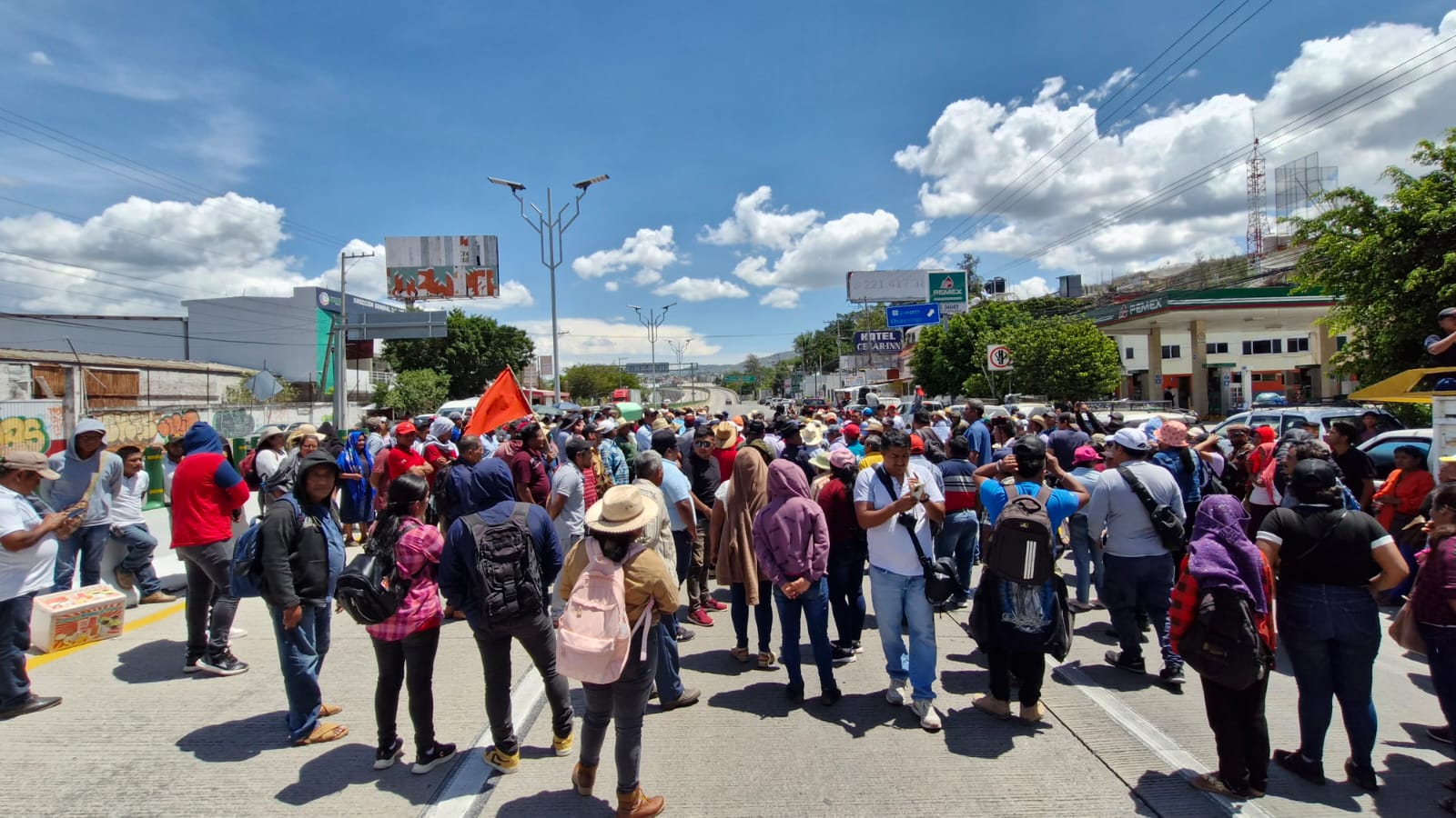 Bloquean Autopista del Sol pobladores de comunidades de SLA para exigir obras