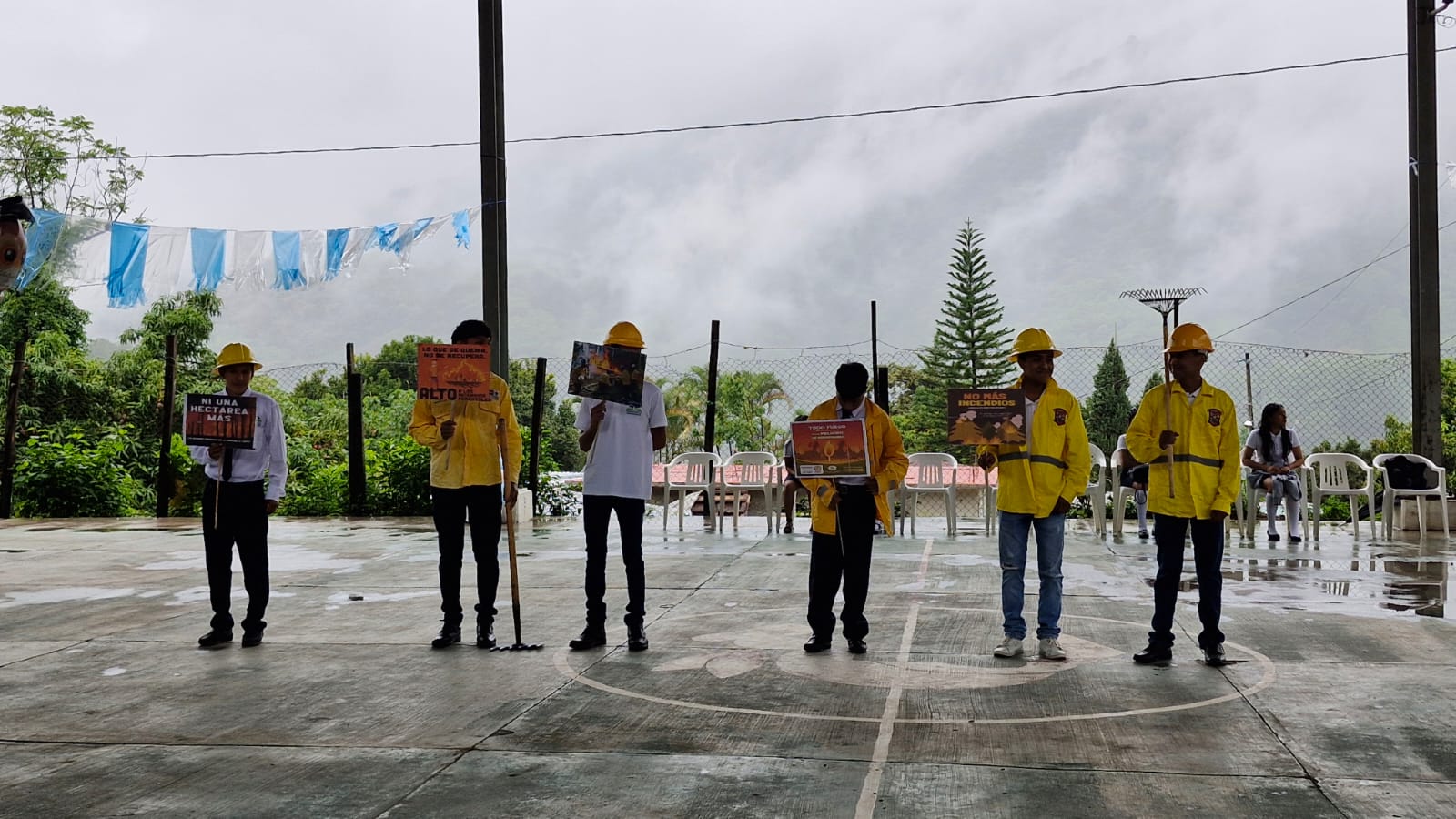 Reconocen a brigadistas contra incendios durante ceremonia de clausura en Azinyahualco