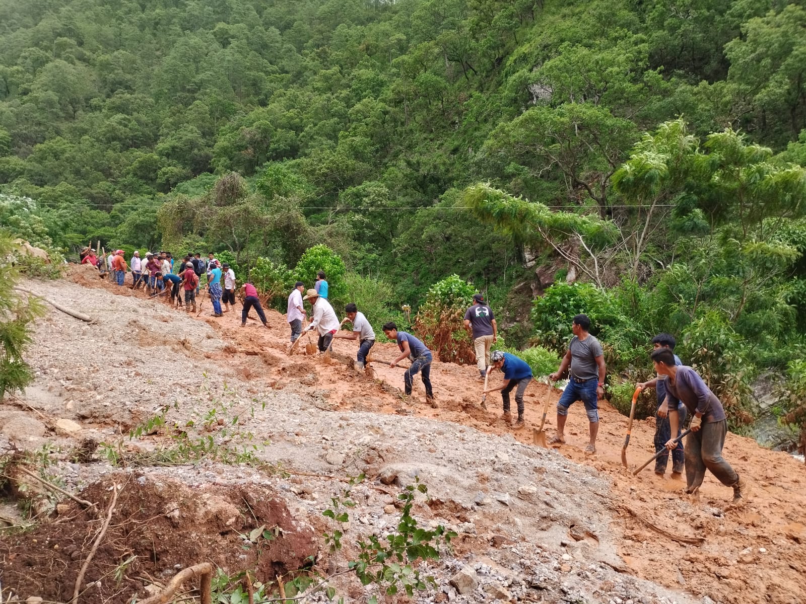 Habitantes de Azinyahualco se abren camino tras deslaves por lluvias