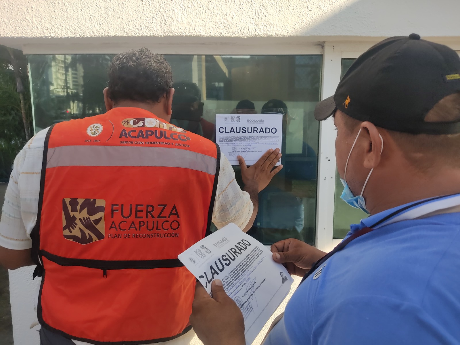 Clausuran condominio de playa Icacos por verter aguas negras