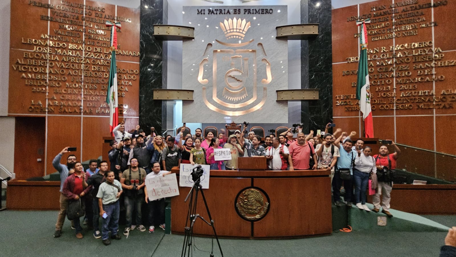 Reporteros protestan en el Congreso del Estado; exigen respeto a la libertad de expresión